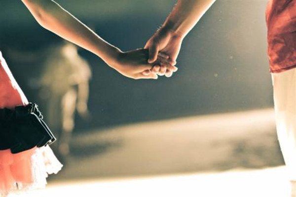 如何讓女生人主動追你 讓女生主動追你的方法 如何讓女生人主動追你 讓女生主動追你的方法