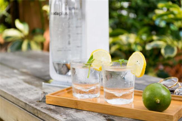 蘇打水喝了對胃好嗎 蘇打水可以兌熱水喝嗎 蘇打水喝了對胃好嗎 蘇打水可以兌熱水喝嗎