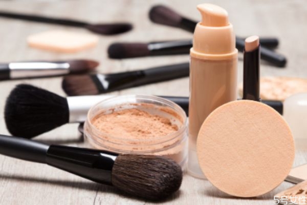 散粉用刷子和粉撲有什么區(qū)別 用刷子和粉撲各自的優(yōu)缺點(diǎn) 散粉用刷子和粉撲有什么區(qū)別 用刷子和粉撲各自的優(yōu)缺點(diǎn)