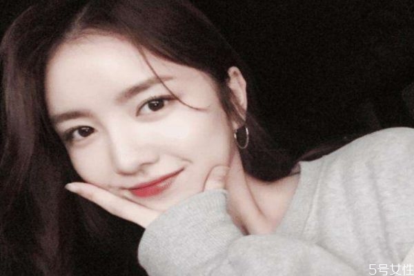 皮膚缺水會出油嗎 皮膚為何會出油 皮膚缺水會出油嗎 皮膚為何會出油