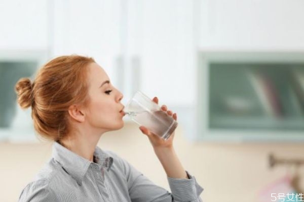 皮膚缺水會(huì)有什么樣的后果 皮膚長期缺水會(huì)怎樣 皮膚缺水會(huì)有什么樣的后果 皮膚長期缺水會(huì)怎樣