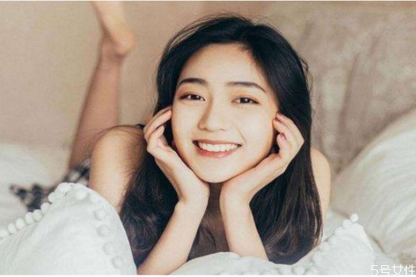 皮膚缺水會出油嗎 皮膚為何會出油 皮膚缺水會出油嗎 皮膚為何會出油