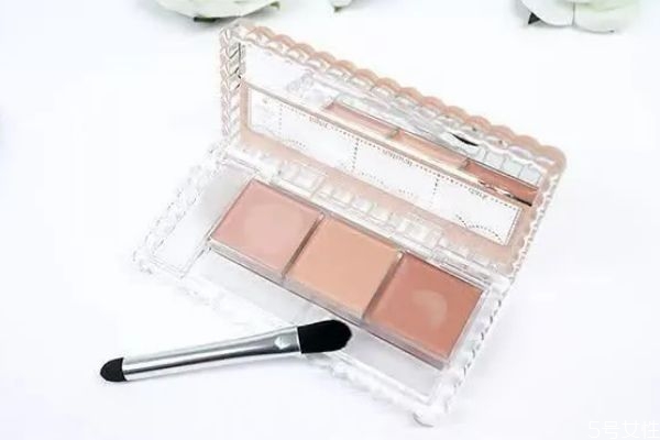 化妝應(yīng)該先遮瑕還是先粉底 遮瑕膏在粉底液前還是后 化妝應(yīng)該先遮瑕還是先粉底 遮瑕膏在粉底液前還是后