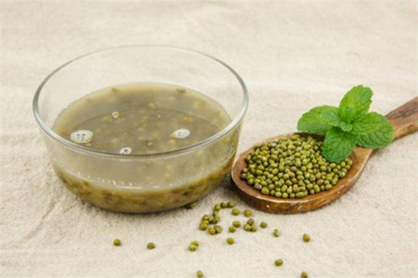 綠豆湯可以降血壓?jiǎn)?高血壓能喝綠豆湯嗎 綠豆湯可以降血壓?jiǎn)?高血壓能喝綠豆湯嗎