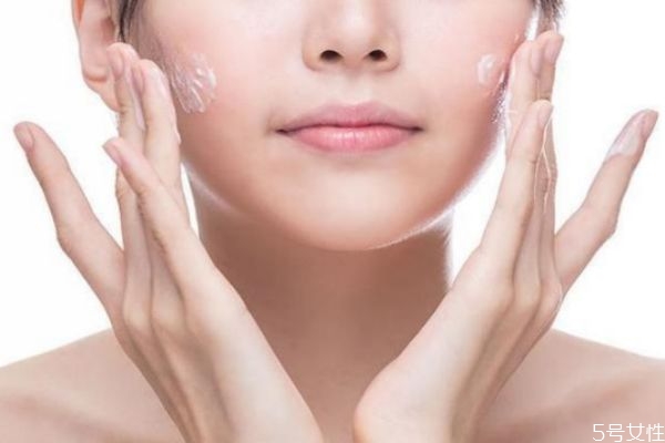 精華素和精華液有什么區(qū)別 使用精華素有什么誤區(qū)