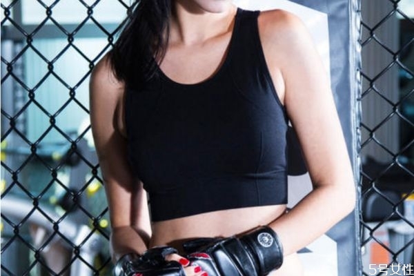 每天穿運動內(nèi)衣胸會變小嗎 穿運動內(nèi)衣的利弊 每天穿運動內(nèi)衣胸會變小嗎 穿運動內(nèi)衣的利弊