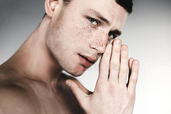 男生為什么會(huì)長雀斑 男生長雀斑的原因 男生為什么會(huì)長雀斑 男生長雀斑的原因