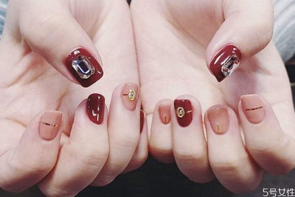 美甲死皮用什么去除 剪死皮和修形狀哪個(gè)先 美甲死皮用什么去除 剪死皮和修形狀哪個(gè)先