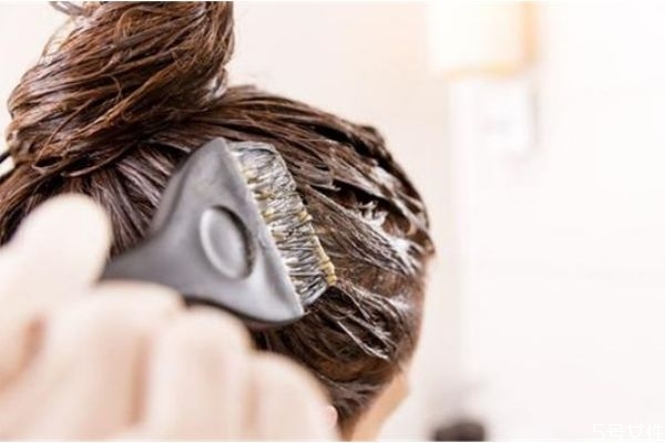 泡泡染發(fā)劑和染發(fā)膏的區(qū)別 頭發(fā)染色褪色的妙招 泡泡染發(fā)劑和染發(fā)膏的區(qū)別 頭發(fā)染色褪色的妙招