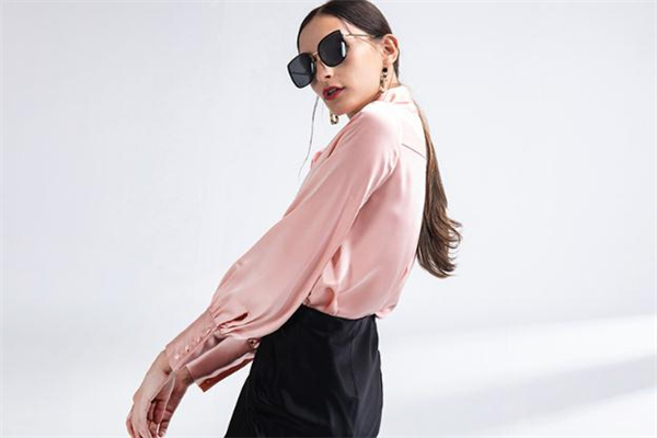 真絲衣服可以用蒸汽熨燙嗎 真絲衣服怎么熨燙 真絲衣服可以用蒸汽熨燙嗎 真絲衣服怎么熨燙