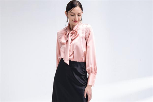 真絲衣服可以用蒸汽熨燙嗎 真絲衣服怎么熨燙 真絲衣服可以用蒸汽熨燙嗎 真絲衣服怎么熨燙