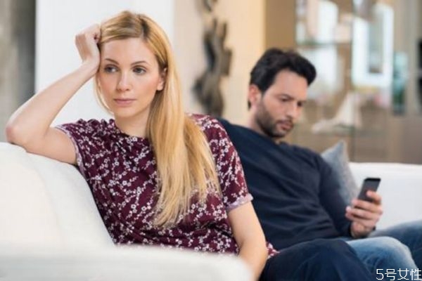 男生在厭倦期的表現(xiàn) 不愛和厭倦期的區(qū)別 男生在厭倦期的表現(xiàn) 不愛和厭倦期的區(qū)別