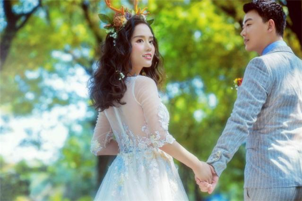 男生給女生披衣服說明什么 男生給女生披外套是什么意思 男生給女生披衣服說明什么 男生給女生披外套是什么意思