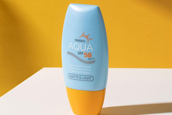 mistine小黃帽好用嗎 mistine小黃帽油膩嗎 mistine小黃帽好用嗎 mistine小黃帽油膩嗎