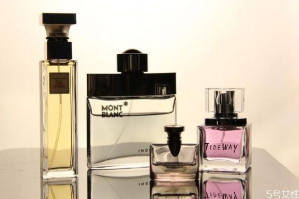 夏天香水噴哪里好 夏天噴香水的正確方法 夏天香水噴哪里好 夏天噴香水的正確方法