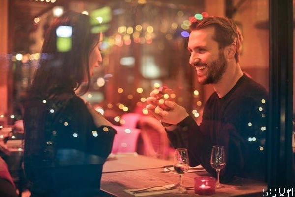 愛情厭倦期一般為多久 感情進(jìn)入?yún)捑肫诘谋憩F(xiàn) 愛情厭倦期一般為多久 感情進(jìn)入?yún)捑肫诘谋憩F(xiàn)