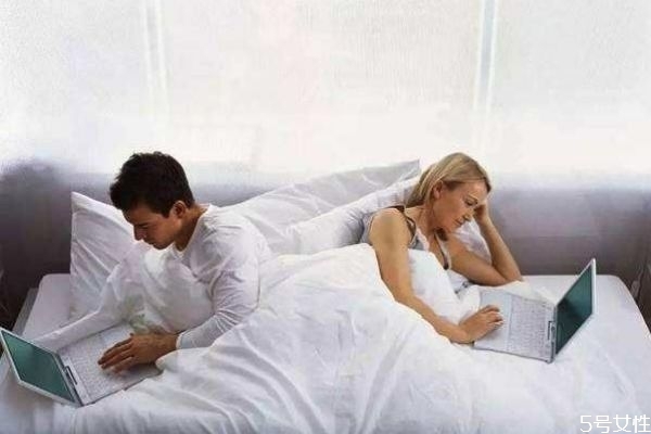 愛情厭倦期一般為多久 感情進(jìn)入?yún)捑肫诘谋憩F(xiàn) 愛情厭倦期一般為多久 感情進(jìn)入?yún)捑肫诘谋憩F(xiàn)