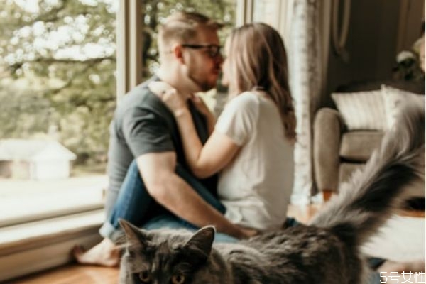 戀愛(ài)冷淡期怎么聊天 感情平淡期怎么度過(guò)