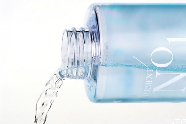 卸妝膏和卸妝水哪個傷害小 卸妝膏跟卸妝水區(qū)別 卸妝膏和卸妝水哪個傷害小 卸妝膏跟卸妝水區(qū)別