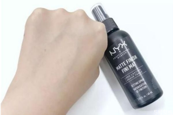 粉底液弄衣服上洗不掉怎么辦 粉底蹭領(lǐng)子上小妙招 粉底液弄衣服上洗不掉怎么辦 粉底蹭領(lǐng)子上小妙招