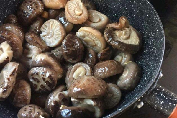 冬菇是熱性還是涼性 冬菇是高嘌呤食物嗎 冬菇是熱性還是涼性 冬菇是高嘌呤食物嗎