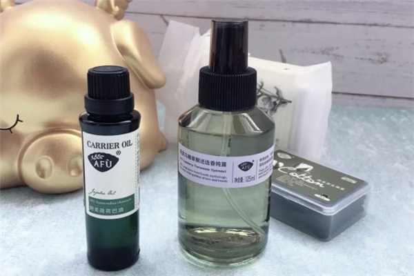 阿芙荷荷巴油可以用來卸妝嗎 阿芙荷荷巴油怎么卸妝 阿芙荷荷巴油可以用來卸妝嗎 阿芙荷荷巴油怎么卸妝