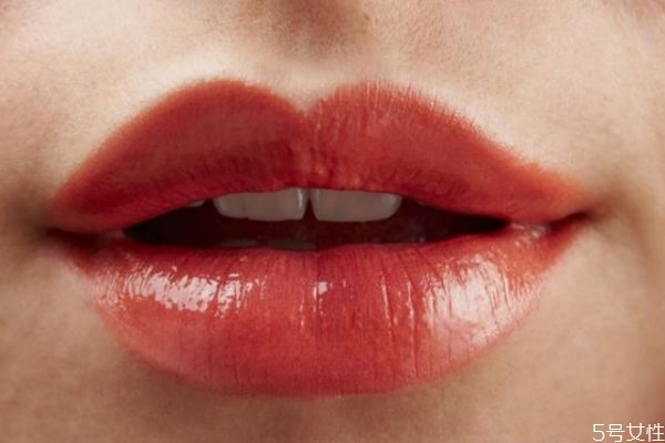 臉偏紅用什么顏色口紅 紅血絲的人擦什么口紅 臉偏紅用什么顏色口紅 紅血絲的人擦什么口紅