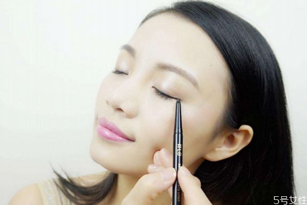 做了美瞳線脫色怎么辦 脫色通常有二種情況 做了美瞳線脫色怎么辦 脫色通常有二種情況