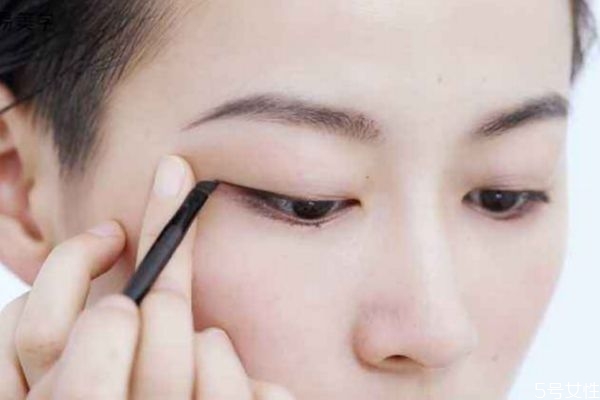 美瞳線會(huì)很分明嗎 為什么美瞳線不能加小尾巴 美瞳線會(huì)很分明嗎 為什么美瞳線不能加小尾巴