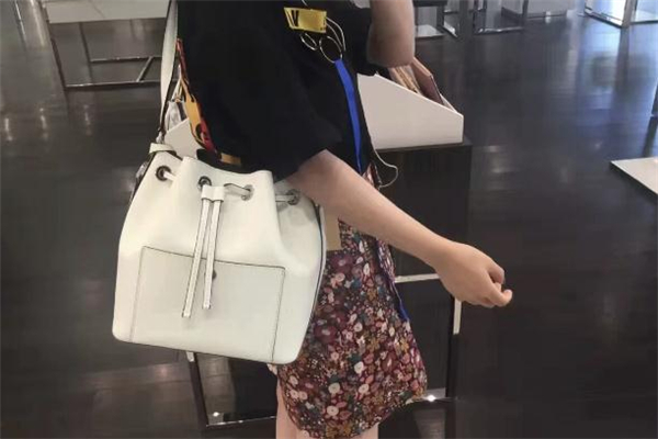 mk水桶包是什么材質(zhì) mk水桶包適合冬天還是夏天背 mk水桶包是什么材質(zhì) mk水桶包適合冬天還是夏天背