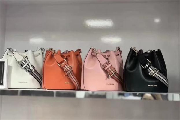 mk水桶包什么顏色好看 mk水桶包適合多大年齡 mk水桶包什么顏色好看 mk水桶包適合多大年齡