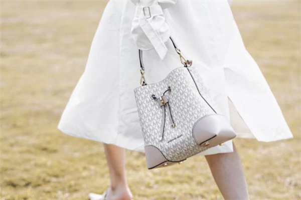 mk水桶包怎么背好看 mk水桶包適合小個子嗎