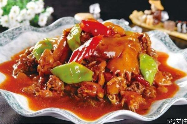 孕婦可以吃燒雞嗎 坐月子能不能吃紅燒雞 孕婦可以吃燒雞嗎 坐月子能不能吃紅燒雞