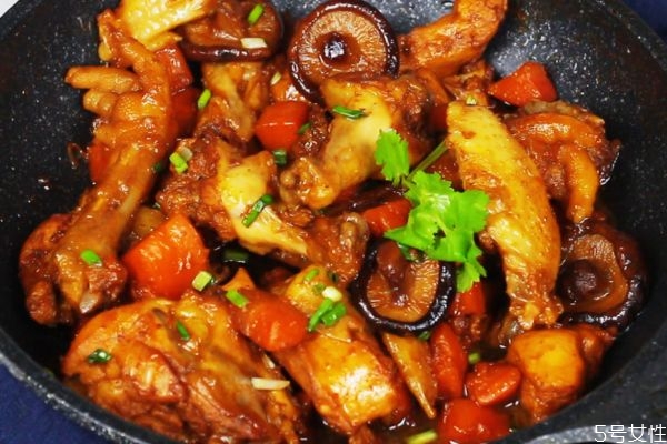 孕婦可以吃燒雞嗎 坐月子能不能吃紅燒雞 孕婦可以吃燒雞嗎 坐月子能不能吃紅燒雞