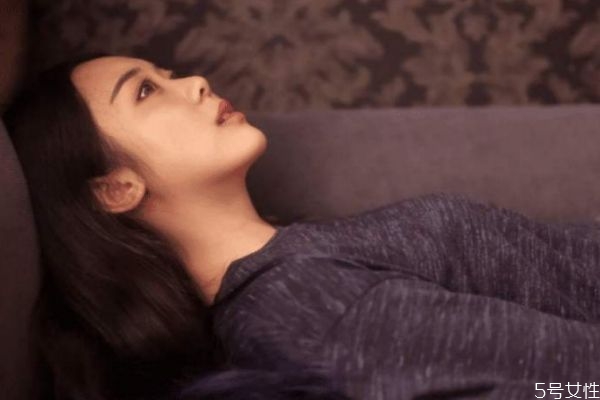 女人對(duì)男人失去信任的行為 對(duì)感情失去信任的女性表現(xiàn)