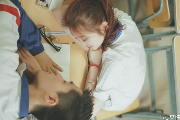 女人對(duì)男人失去信任的行為 對(duì)感情失去信任的女性表現(xiàn)