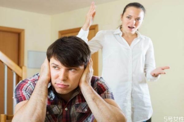 一吵架就不說話的男人原因 男人準備放棄你的表現(xiàn)