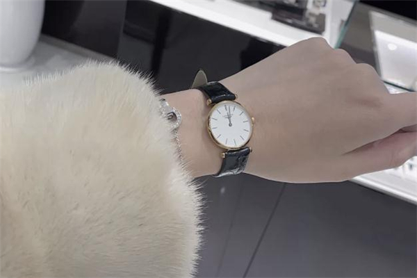 浪琴和萬國哪個(gè)檔次高 浪琴和梅花哪個(gè)檔次高