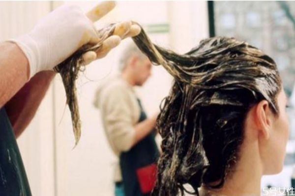 染了頭發(fā)越洗越顯色嗎 如何降低染發(fā)的危害 染了頭發(fā)越洗越顯色嗎 如何降低染發(fā)的危害