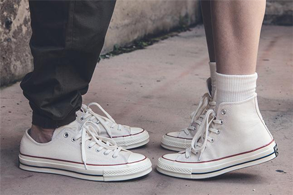 匡威發(fā)黃是正版還是盜版 白色匡威怎么清洗 匡威發(fā)黃是正版還是盜版 白色匡威怎么清洗