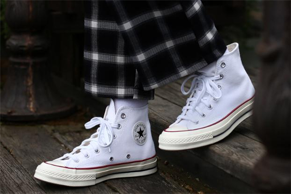 匡威發(fā)黃是正版還是盜版 白色匡威怎么清洗 匡威發(fā)黃是正版還是盜版 白色匡威怎么清洗