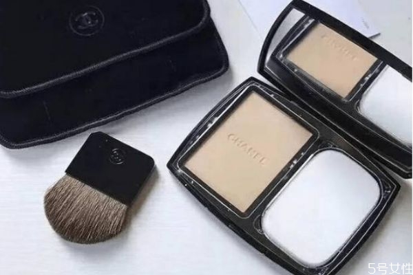 粉餅怎么遮瑕 粉餅跟遮瑕膏有什么區(qū)別 粉餅怎么遮瑕 粉餅跟遮瑕膏有什么區(qū)別