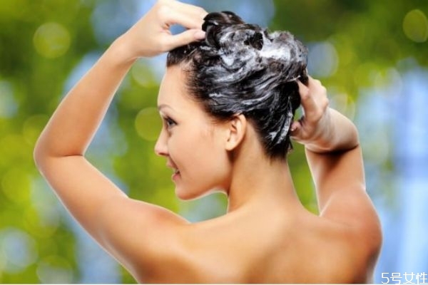 油性頭發(fā)脫發(fā)怎么改善 油性頭發(fā)幾天洗一次頭 油性頭發(fā)脫發(fā)怎么改善 油性頭發(fā)幾天洗一次頭