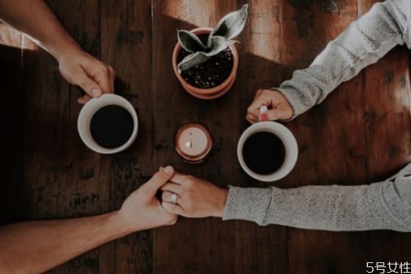 當(dāng)你感覺不到對方的愛 對方不愛你的細節(jié)