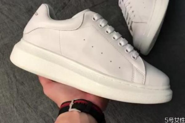 白鞋邊上黑印怎么去掉 白鞋上面的黑漬怎么辦 白鞋邊上黑印怎么去掉 白鞋上面的黑漬怎么辦