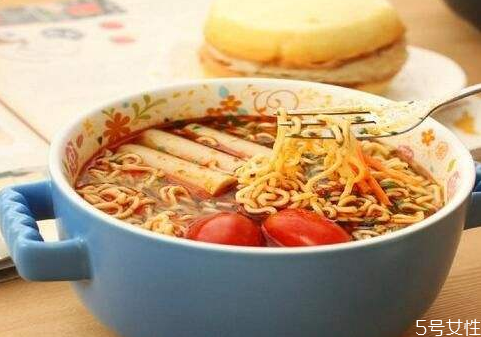 懷孕可以吃泡面嗎 孕婦吃泡面對(duì)胎兒有影響嗎 懷孕可以吃泡面嗎 孕婦吃泡面對(duì)胎兒有影響嗎