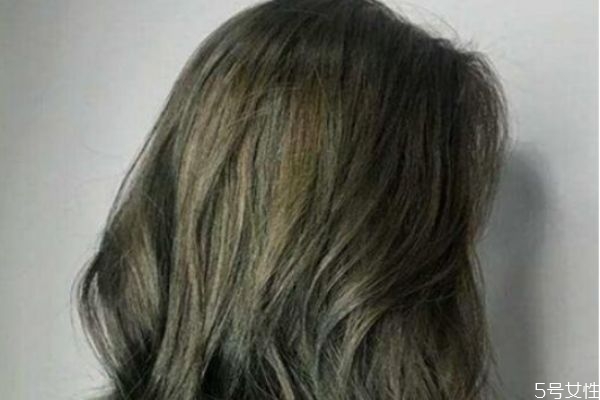 悶青色剛?cè)就昴芨纳珕?悶青色頭發(fā)怎么染 悶青色剛?cè)就昴芨纳珕?悶青色頭發(fā)怎么染