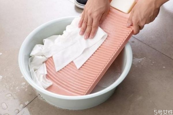 白色涂改液弄到衣服上怎么辦 白色涂改液怎么洗掉 白色涂改液弄到衣服上怎么辦 白色涂改液怎么洗掉