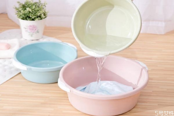 洗衣機洗衣服都是毛怎么回事 洗衣機洗衣服粘毛怎么辦