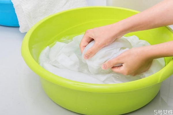 白色涂改液弄到衣服上怎么辦 白色涂改液怎么洗掉 白色涂改液弄到衣服上怎么辦 白色涂改液怎么洗掉